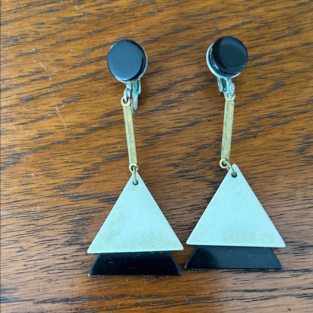 Vintage 1960s Mod Geometric Triangle Drop Clip-On Earrings - Black & White